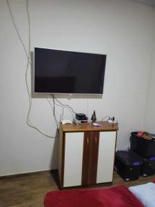 Un televisor de pantalla plana colgado en una pared en Recanto dos Sonhos - Bocaina, en Dom Viçoso