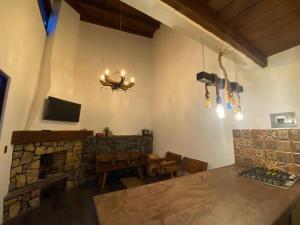 uma sala de jantar com uma mesa e uma lareira de pedra em Cabañas MiNa's em Huasca de Ocampo