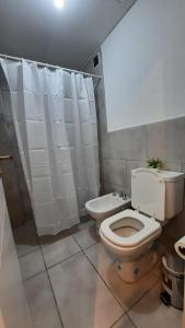 a bathroom with a toilet and a shower at Dpto en Complejo Ciudad Gama in Cordoba