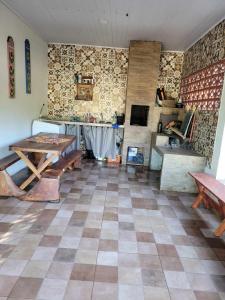 Habitación con mesa, bancos y cocina. en Recanto dos Sonhos - Bocaina, en Dom Viçoso