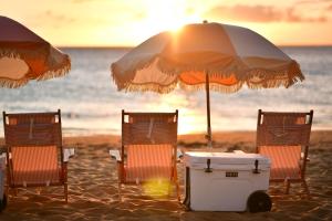 - un groupe de chaises et un parasol sur la plage dans l'établissement Royal Lahaina Resort & Bungalows, à Lahaina