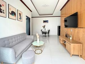 a living room with a couch and a tv at QV Manor - Homestay kề biển Bình Sơn in Phan Rang–Tháp Chàm