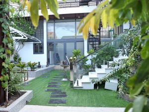 einen Garten mit Treppen und Pflanzen in einem Gebäude in der Unterkunft QV Luxury Apartment in Phan Rang