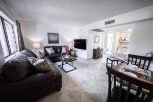 - un salon avec un canapé et une table dans l'établissement 146 Fully Furnished 1BR Suite-Pet Friendly, à Scottsdale