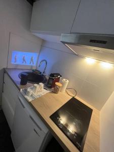 cocina con encimera con fregadero y fogones en Maison spa, en Soisy-sur-Seine