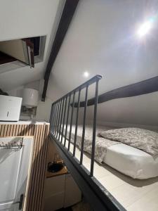ein Schlafzimmer mit einem Etagenbett auf einer Treppe in der Unterkunft Maison spa in Soisy-sur-Seine