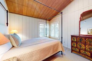 ein Schlafzimmer mit einem Bett und einer Holzdecke in der Unterkunft Villager Retreat in Sun Valley