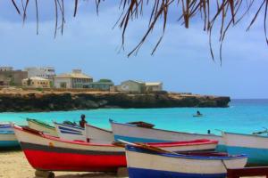 um grupo de barcos sentados na praia em Relaxing Blue Flat near beach! em Calheta Do Maio