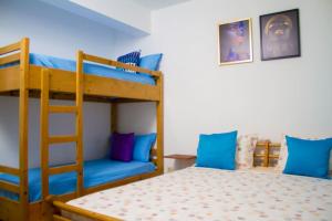 1 dormitorio con 2 literas y 1 cama en Relaxing Blue Flat near beach!, en Calheta Do Maio