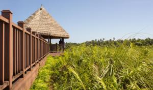 una persona parada en una plataforma en un campo en Silver County Hotel, Fuvahmulah - Maldives, en Fuvahmulah