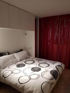 1 dormitorio con 1 cama grande y cortina roja en montagna, en Péone