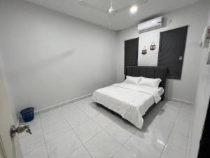 Dormitorio blanco con cama con cabecero negro en HOMESTAY WADIHANA, en Yan