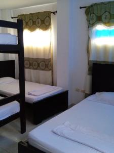En eller flere senge i et værelse på Jiisot Hotel