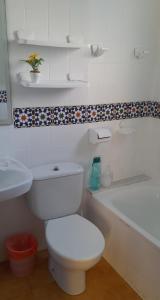uma casa de banho branca com um WC e um lavatório em Apartment Los Locos Beach with Balcony and Wi-Fi em Torrevieja