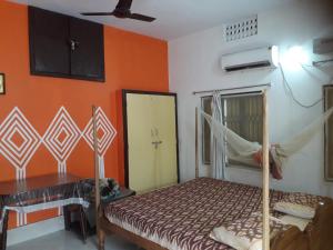 Letto o letti in una camera di Sudha Kutir Puri