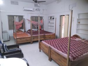 Letto o letti in una camera di Sudha Kutir Puri