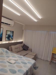 勒西菲的住宿－Beach Class Ilha do Leite 3105，客厅配有床和沙发