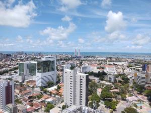 uma vista aérea de uma cidade com edifícios e o oceano em Beach Class Ilha do Leite 3105 no Recife