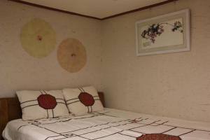 - une chambre avec un lit et deux oreillers dans l'établissement Lydia Craft Guesthouse, à Séoul