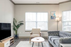 Affordable 1BD Keystone的电视和/或娱乐中心