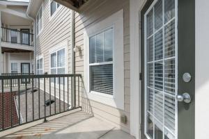 印第安纳波利斯Affordable 1BD Keystone的房屋的阳台,带窗户