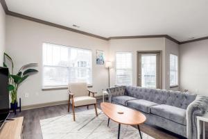 Affordable 1BD Keystone的休息区