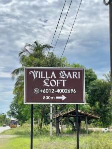 ein Schild für eine Safari-Kunstausstellung auf einer Straße in der Unterkunft Villa Bari Loft in Setiu