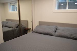 En eller flere senge i et værelse på Cozy 1 BR Apartment in NW Seattle w/ Private Patio
