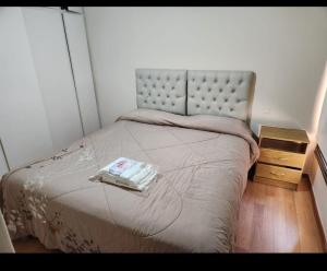 ein Schlafzimmer mit einem großen Bett mit einem Nachttisch und einem Bett der Marke sidx sidx sidx. in der Unterkunft Casa nueva centrica in San Rafael
