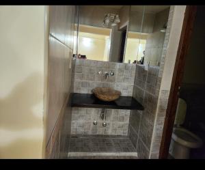 y baño con lavabo y espejo. en Casa nueva centrica en San Rafael