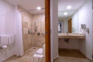 La salle de bains est pourvue d'une douche et d'un lavabo. dans l'établissement One Coatzacoalcos Forum, à Coatzacoalcos