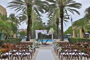 InterContinental At Doral Miami by IHG内部或周边的泳池
