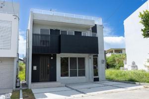 宫古岛NAOX I的黑白外墙房子