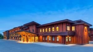 un grande edificio in legno con molte finestre di Kwa'lilas Hotel a Port Hardy