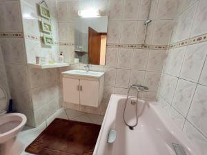 uma casa de banho com uma banheira, um lavatório e um WC. em Appartement en plein centre ville em Kenitra