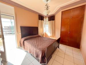um quarto com uma cama e uma grande janela em Appartement en plein centre ville em Kenitra