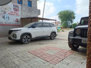 uma SUV branca estacionada num parque de estacionamento em The Royal Sahdeo Venue em Gaya