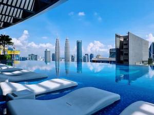 Foto Kuala Lumpuris asuva majutusasutuse 伊顿Eaton Residences 双子塔旁 无边银河泳池 五星民宿 坐揽无敌夜景 便捷行李寄存 galeriist