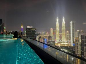 Foto Kuala Lumpuris asuva majutusasutuse 伊顿Eaton Residences 双子塔旁 无边银河泳池 五星民宿 坐揽无敌夜景 便捷行李寄存 galeriist
