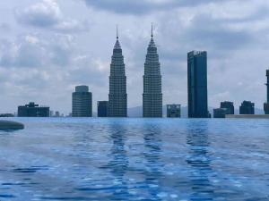 Foto Kuala Lumpuris asuva majutusasutuse 伊顿Eaton Residences 双子塔旁 无边银河泳池 五星民宿 坐揽无敌夜景 便捷行李寄存 galeriist