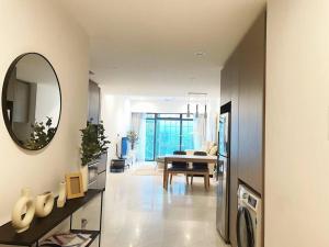Foto Kuala Lumpuris asuva majutusasutuse 伊顿Eaton Residences 双子塔旁 无边银河泳池 五星民宿 坐揽无敌夜景 便捷行李寄存 galeriist