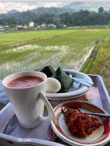 een dienblad met een kopje koffie en een bord eten bij Purabarang Homestay in Rantepao
