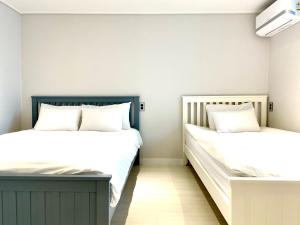 - 2 lits installés l'un à côté de l'autre dans une chambre dans l'établissement Hostel Korea - Ikseon, à Séoul