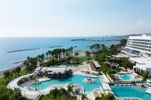 uma vista aérea do resort e do oceano em Parklane, a Luxury Collection Resort & Spa, Limassol em Limassol