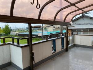 uma vista a partir da varanda de um edifício em 快適に滞在&家族利用等におすすめ 洋室と和室が繋がったお部屋 em Gifu