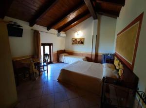 ein Schlafzimmer mit einem Bett und einem Tisch darin in der Unterkunft Cilento Antico in Stella Cilento
