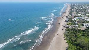 - une vue sur la plage avec un groupe de personnes dans l'établissement Hotel Casa Cactus HCC, à Chachalacas