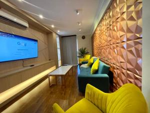 a waiting room with couches and a flat screen tv at Apartamento céntrico de lujo StaCruz. in Santa Cruz de la Sierra