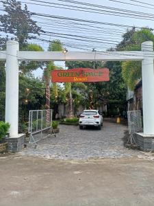 une voiture garée sous un garage avec un panneau dans l'établissement GREENSPACE RESORT PHUQUOC, à Duong Dong