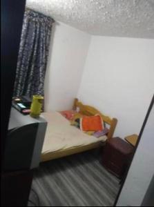 1 dormitorio pequeño con 1 cama pequeña en una habitación en Apartamento Madrid Cundinamarca, en Madrid